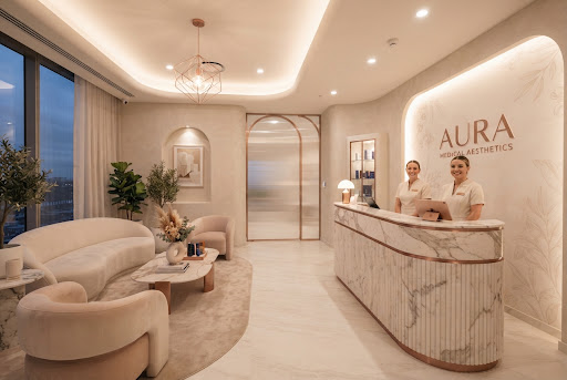 Recepción elegante y luminosa del centro de estética en Paraná con mostradores curvos y ambiente acogedor